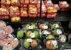 Mango's worden veelal ingevlogen, links appelen uit China. Deze appelen worden per twee stuks aangeboden.