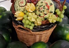 Dit kunstwerk van fruit siert de watermeloenen display.