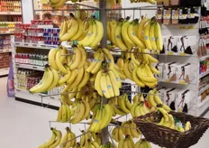 Bij discounter Bonus hangen Chiquita bananen.