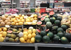 Een breed assortiment meloenen. Ook bij deze keten worden de meloenen gehalveerd aangeboden.