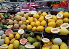Meloenen in alle soorten en maten, linksboven zijn de mango's te vinden.