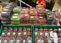 IJslandse aardbeien, geÃ¯mporteerde aardbeien, blauwe bessen, frambozen, druiven en steenfruit; er is veel keuze.