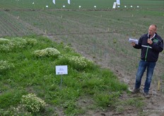 Peter van de Merwe geeft uitleg bij een onbehandeld veld.