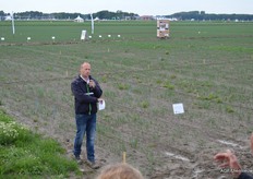 Peter geeft de hele dag uitleg bij de proefvelden voor uien.