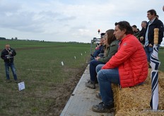 Op de wagen door het veld aandacht luisteren.