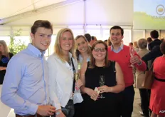 Charlotte Warnez (tweede van rechts) met vrienden op de foto.