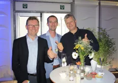 Lachende gezichten. Links Hans van Essche en zijn collega van machineleverancier Fraxinus en rechts Gerard Paulussen van Intrion Automatisering.