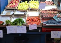 Fruit is erg prijzig vergeleken met de gemiddelde groenten prijzen. Je betaalt hier â‚¬8,20 voor een kilo blauwe bessen.