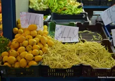 Een goedkoop aanbod van citroenen