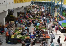Overzicht van de zaterdagochtend versmarkt in de Lehel Markthal