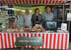 Het Fruitteeltmuseum uit Kappele was ook weer van de partij. Gerrie Reeders, Adri Kloosterman, Simone Meijer en Jaap Smit