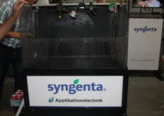 Syngenta had een proefopstelling bij zich om het nut te laten zien van driftreducerende spuitnippels