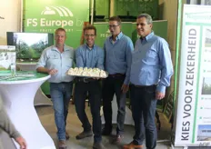 Jan van Dillen(van R. van Wesemael) met Dikkie van Nifterik, Frans Angelino en Frank van Rijk met een heerlijk gebakje voor de bezoekers. Fruit Support Europe is onderdeel van de Wesemael Groep