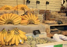 Naast de bananen vinden de klanten verse amandelen en andere noten en gedroogde fruitsoorten.
