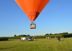 De luchtballon komt los van de grond.