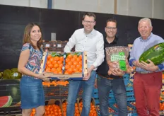 Willem Dijk AGF zorgde voor heerlijk vers geperst sinaasappelsap en een mooie AGF presentatie. Belma Korjenic, Willem Dijk jr, Anton Riezebos en Willem Dijk sr.