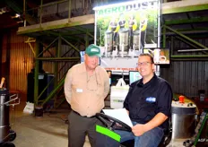 Agrodust maakt alles stofvrij. Jan Schuringa en Anton Riezebos.