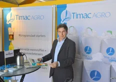 André de Geus van Timac Agro met de Primeur op de foto. Het bedrijf is actief in de bodemverbetering en bemesting in de agrarische sector