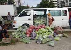 Er worden allerlei soorten groenten uit de auto geladen, die vervolgens netjes worden opgesteld voor de bus en daar worden verkocht.