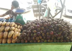 Veel aanbod van mangosteen voor prijzen rond de â‚¬3,50 per kilo