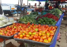 Maleisische tomaten met op de achtergrond paprika's en pepers