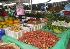 Verschillende Maleisische tropische vruchten voor lage prijzen
