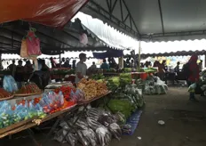 Enkele marktkramen verkopen 'voorverpakte' groenten en fruit
