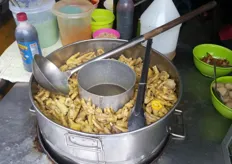 Bij een maaltijd eten de MaleisiÃ«rs graag een delicatesse, namelijk een 'kippenpoot'.