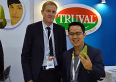 Commercieel directeur Marc Evrard van de Belgische Fruit Veiling met Tai Seng Yee, Executive Director van Zenxin Organic; een importeur uit Singapore van de Conference-peer