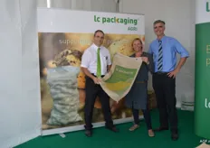 LC Packaging had een heuse noviteit met de eerste geventileerde juten zak. En daar waren Gilles Michelino, Ingrid Winsveen en Richard Macro erg trots op