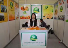 Jessie Wang van JiangXi Hongyuan Fruit Co. Dit bedrijf is sinds 15 jaar één van de toonaangevende en directe leverancier van diverse soorten vers fruit in China. Met name verse citrusvruchten - mandarijnen.