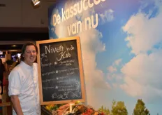 Kok Niven Kuzz kookte in de kas voor Van Gelder om zo AGF te promoten.