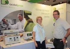 De Rycobelgroup levert o.a. testapparatuur om kwaliteit te controleren, zelfs door de verpakking heen. Op de foto Nele Anseeuw en Donald Van Boven.