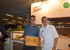 Gelukkige sterwinnaar Ton Kanters uit Schijndel van de 'Groenteman met Ster' van ADN. Hij kwam een door PeKa Kroef uitgeloofde prijs ophalen.