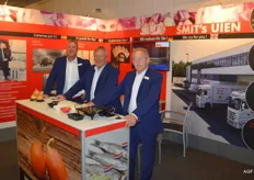 Raymond Mahieu, Jan Smit en Cock Lasse van Smit's uien. Behalve de belangrijke Nederlandse en Belgische markt wordt hun product steeds meer in het buitenland verkocht.