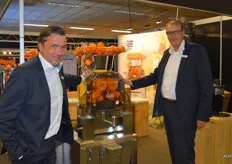 Jan Veldhuizen en Dietrich Zaaijer van Zumex bij de Speed pro podium citruspers. Deze machine wordt veel gebruikt in Retail land. Een kenmerk is dat het perswerk bestaat uit antibacteriële laag en uitgerust is met een digitale teller.