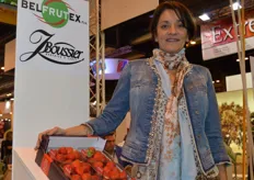 Annick Boussier poseert bij een van haar hoofdproducten: Belgische aardbeien. Daarnaast worden hardfruit en tomaten verhandeld. Trostomaten en snoeptomaatjes zijn op tomatengebied specialiteit voor Boussier.