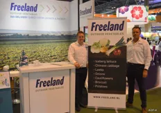 Jan Pieter en Herman van Freeland laten zien welke producten ze leveren.
