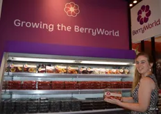 Shirly van der Linden van zachtfruitbedrijf Berry World bij het koelmeubel waarin aardbeien, frambozen, bramen en blauwe bessen getoond worden.