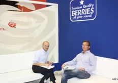 Coen Klok van de Spaanse zachtfruitproducent Surexport (links) in gesprek met een relatie