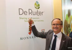 Nico van Vliet toont de cherrypruimtomaat DRDC2890. Het veredelingsbedrijf kiest voor een exclusieve introductie per land.