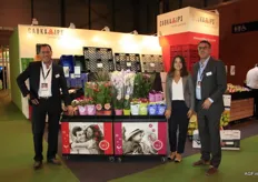 Menno van Es (links) laat in de stand van Cabka zien wat hun supermarktpresentatie is voor het bloemen- en plantenconcept more Lips.