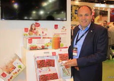 Paul Van de Mierop van Den Berk presenteert de 'Miss Perfect' op de stand van Veiling Hoogstraten. Den Berk timmert aan de weg met een nieuwe verpakking, tomatensap en heeft onlangs een prijs gewonnen voor de meest smaakvolle tomaat.
