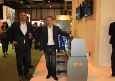 Romke van Velden en Evert-Jan Wassink van Sorma Benelux presenteren de nieuwe Sorma sorteerder. Het bedrijf kan nu een complete lijn leveren, dus naast verpakkingsmachines ook sorteermachines.