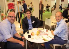 Import meets export. Importeur Xavier Brutyn (links) in gesprek met de heren van Calsa: Peter Denys en Piet Verbrugghe.