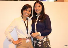 De vrouwen van KX-Food op bezoek. Links Sophie Ye en rechts Lulu Yang. Het bedrijf is gespecialiseerd in gember en knoflook.