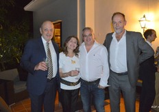 Juan José Reyes Rodriguez, suikerrietproducent uit Colombia met zijn schoonzus Cristina, de vrouw van de ambassadeur geflankeerd door Luis Gonzalez en Adriaan van Beek van De Laat Koudetechniek.