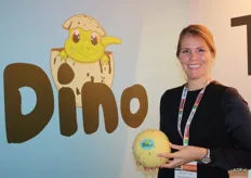 Saskia Polak van Total Produce met de Dino-meloen