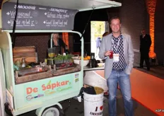 Chris Groot van Enza Zaden laat zich een smoothie uit de sapkar goed smaken