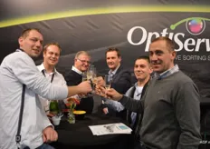 De heren Barthel, Kuijten, Morthorst, van Kasteren, Schulze en Schmidt nemen een toast op de nieuwe investering. Agrarfrost in Oschersleben wacht met smart op de komst van hun optische sorteermachine met type Xcalibur.